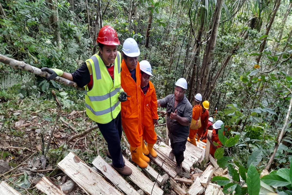 Image of a first 2D seismic survey conducted for the mineral exploration industry, captured during our collaborative work with Geoservices PNG Ltd's 2023–2024 project with Mineral Resources Authority, showing inclusive field participation in PNG.